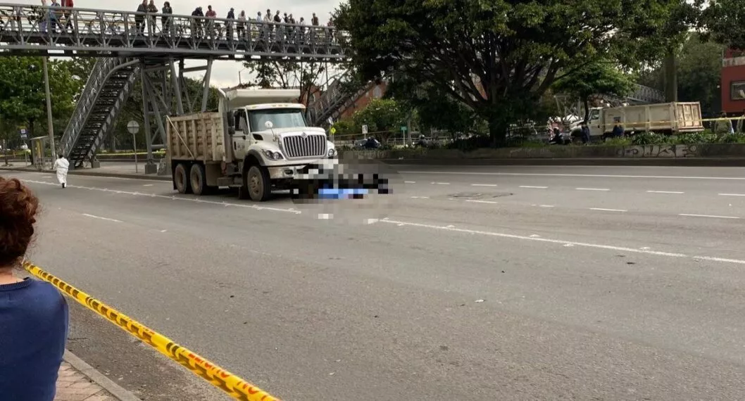 Accidente hoy en Bogotá: volqueta arrolló a conductor de motocicleta en la calle 80 y hay cierres viales.