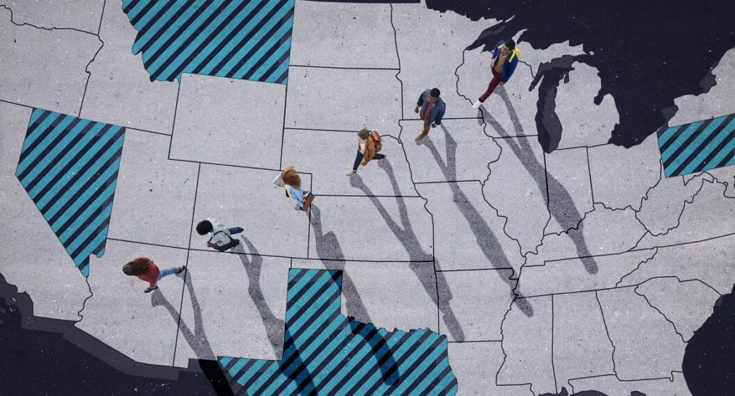 Personas caminando sobre mapa de Estados Unidos, por información de los migrantes detenidos.