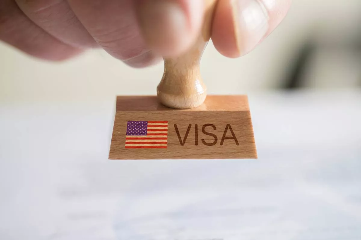 Foto de referencia de un sello de visa de Estados Unidos a propósito de los permisos de trabajo para inversores