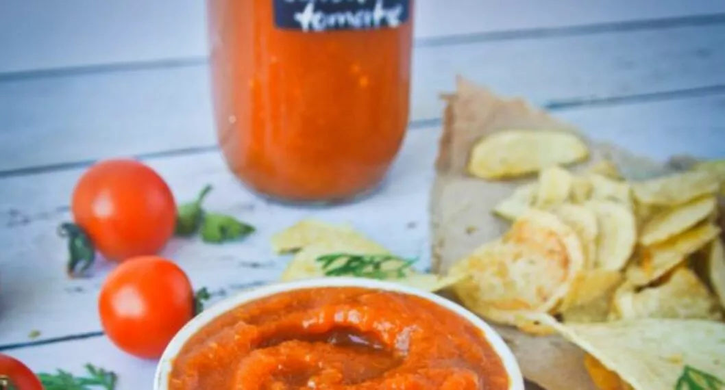 ¿Por qué la salsa de tomate salpica cuando está por acabarse?