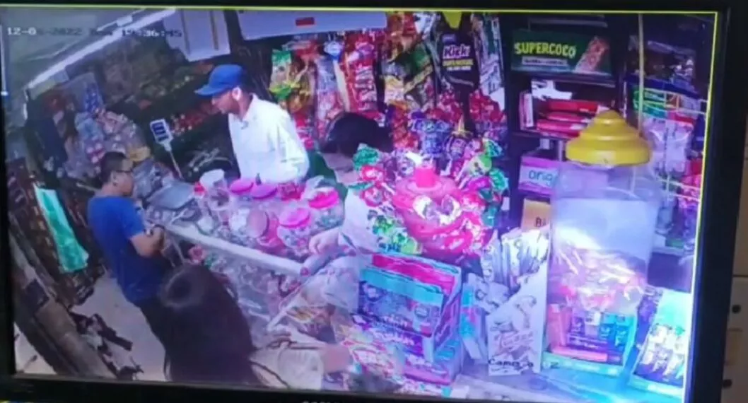 Dos ladrones, que se hicieron pasar como clientes, robaron en un establecimiento