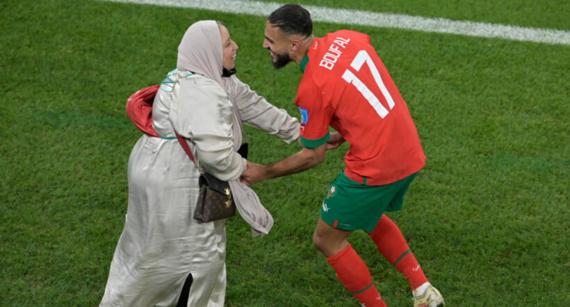 Sofiane Boufal bailando con su mamá en la cancha después de que Marruecos eliminara a Portugal.
