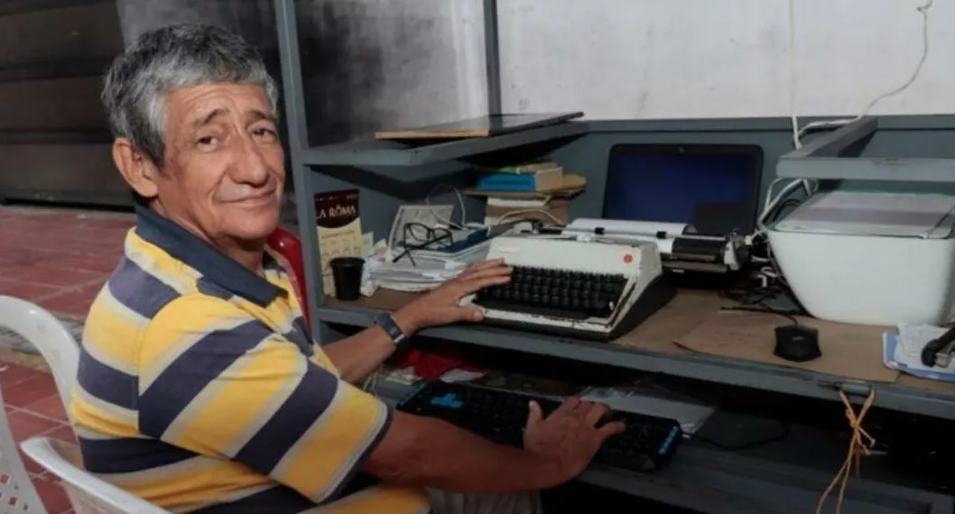 Con 71 años, señor se graduó como abogado trabajaba como escribano
