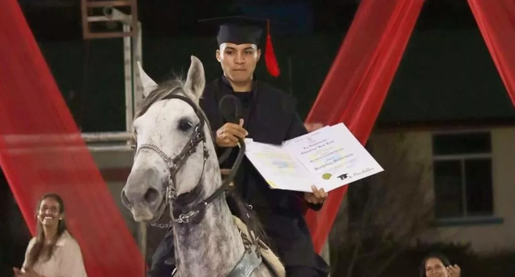 Foto de joven montado sobre su caballo a propósito de su grado