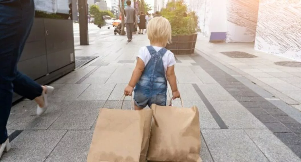 Por qué a los niños pequeños les gusta cargar cosas muy pesadas