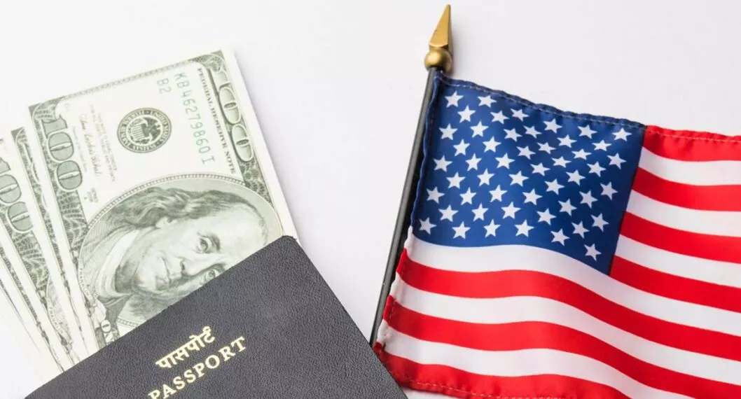 Foto de bandera, dólares y pasaporte de Estados Unidos a propósito de visa de trabajo cuánta plata se necesita para montar negocio