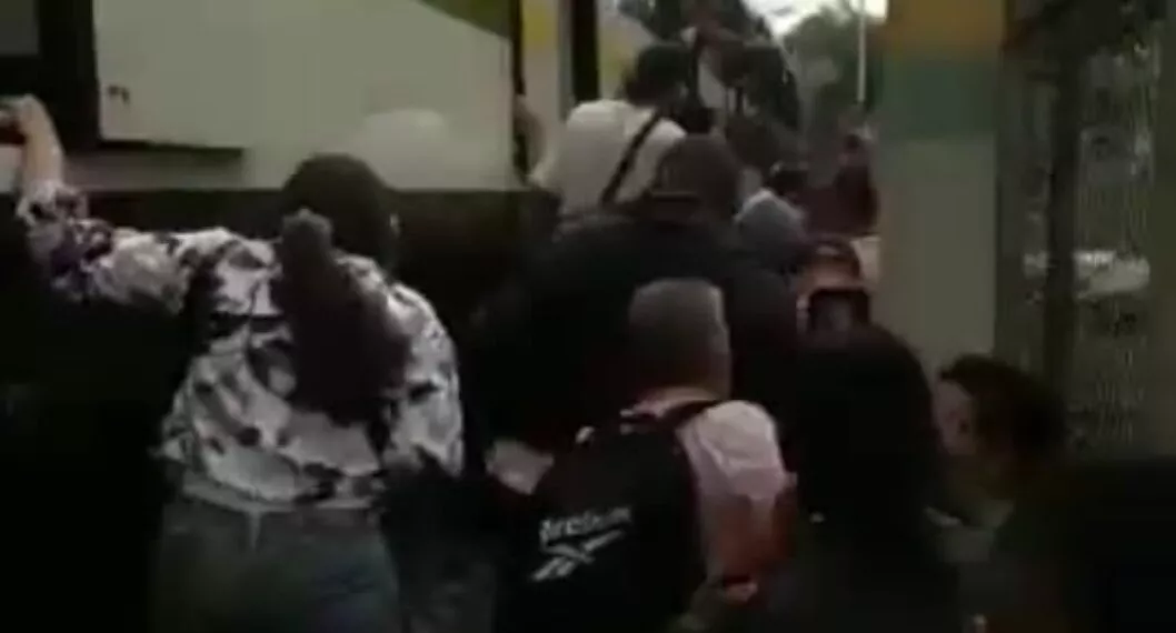 Personas tuvieron que caminar por los rieles del Metro de Medellín por fallas 