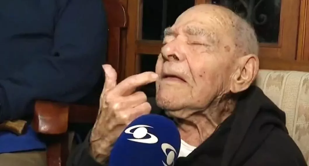 Hombre de 100 años sin dientes que reclamó por cepillo que le regalaron de Navidad