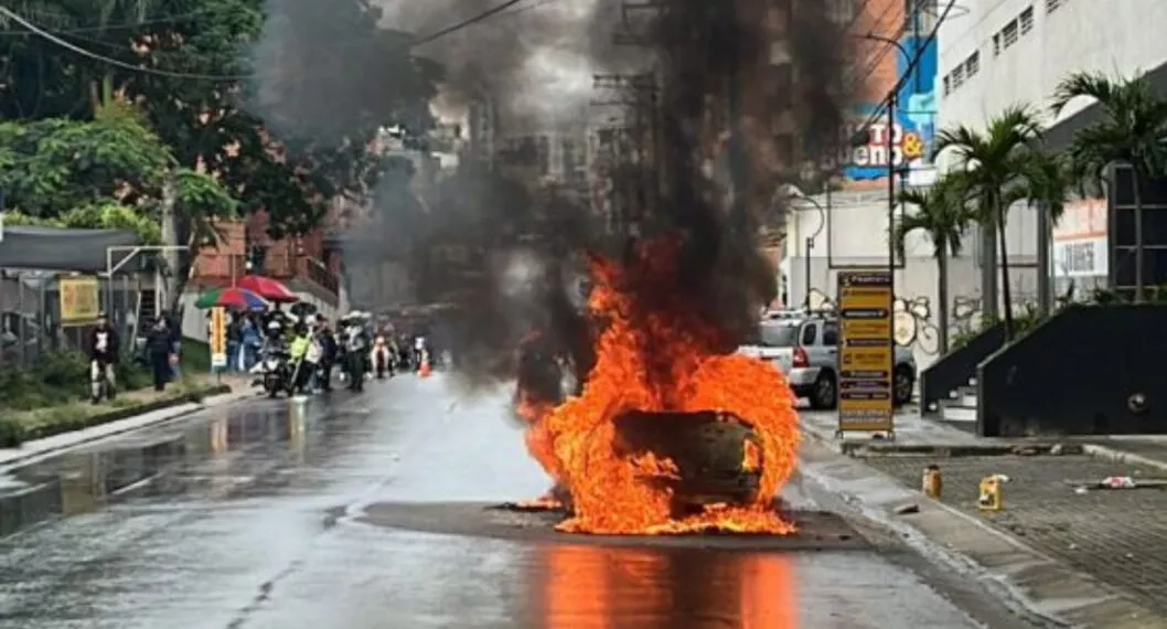 Mujer vio arder su carro en Ibagué, bomberos no llegaron a tiempo por bloqueos
