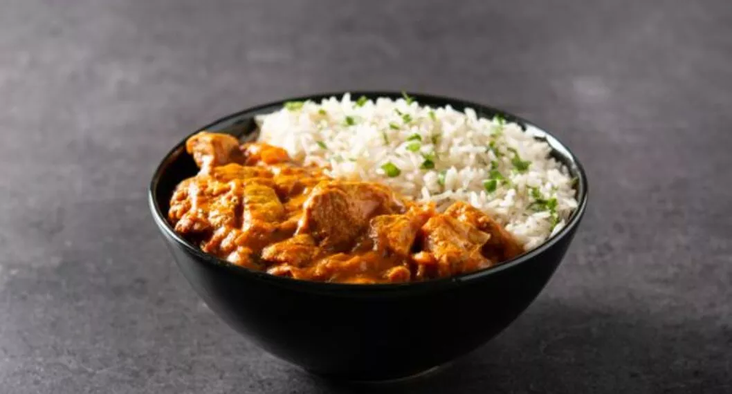 Aquí está la receta para preparar pollo al curry con yogur griego