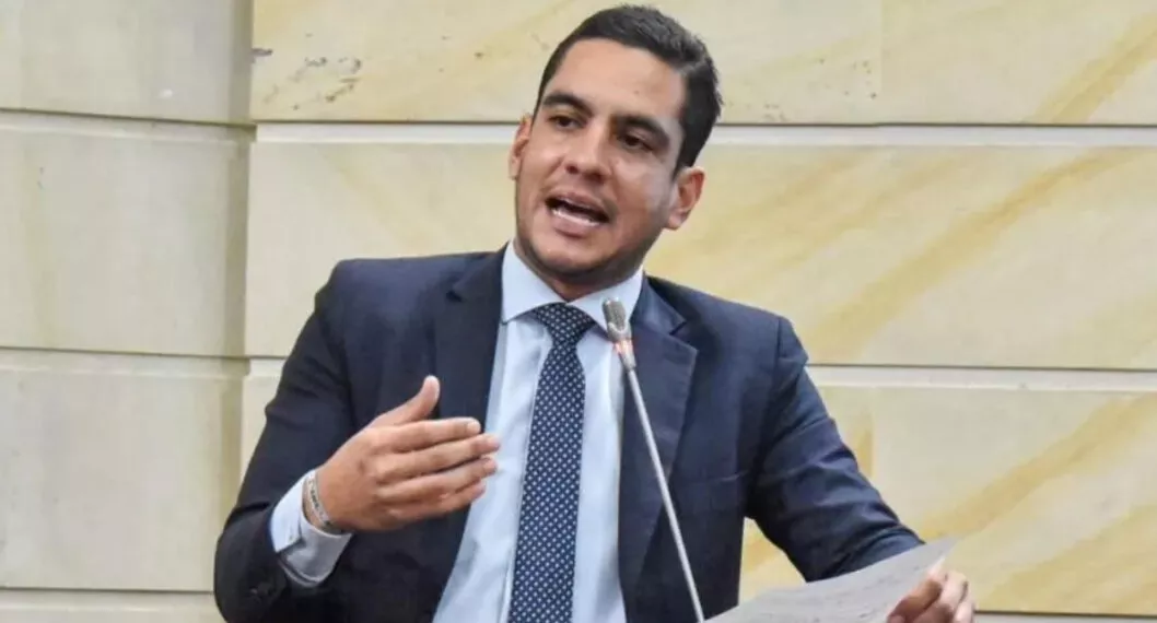 El congresista Álex Florez fue citado a juicio disciplinario por un escándalo en Cartagena donde insultó a varios patrulleros de la Policía. 