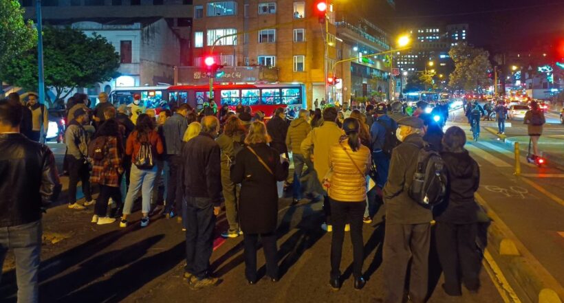 Protestas hoy en Bogotá: carrera Séptima en sentido norte-sur registra trancones por las manifestaciones contra el corredor verde.