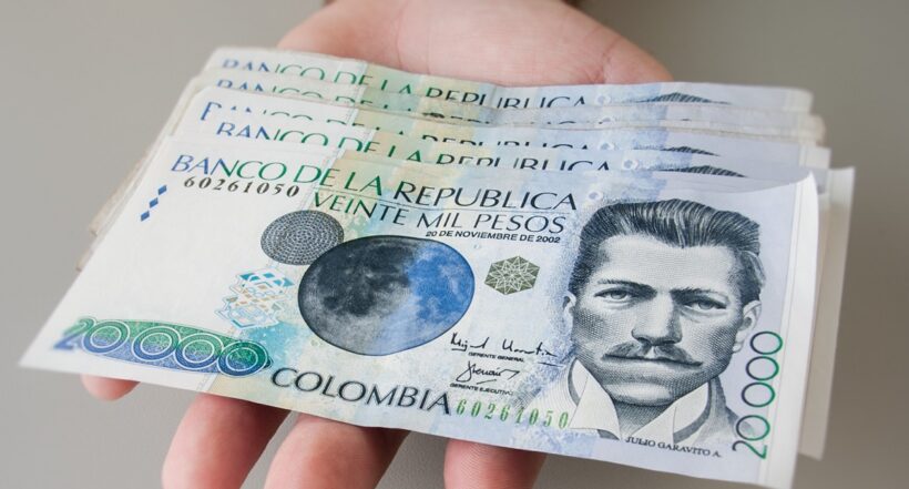 Viejos billetes de 20.000 pesos de Colombia, en nota sobre que costarían una buena plata