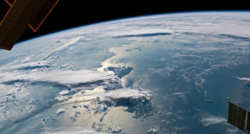 En la categoría de aire la imagen representativa fue la de nubes sobre Sumatra. "Un astronauta a bordo de la Estación Espacial Internacional tomó esta fotografía panorámica, mirando hacia el oeste, de paisajes nubosos alrededor de Sumatra, una de las islas más grandes de Indonesia", dice la NASA.