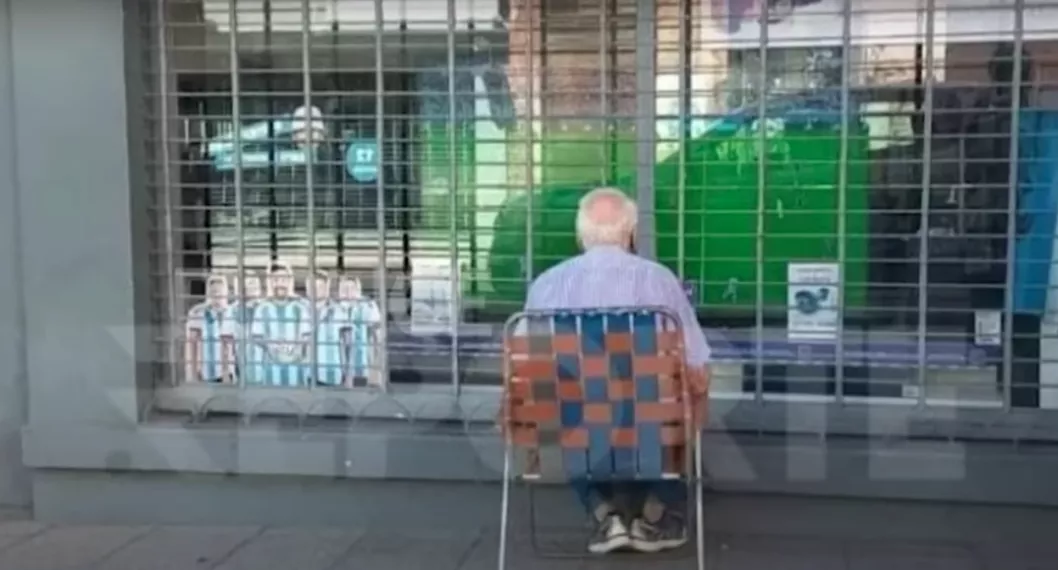 Foto de hombre que vio partido Argentina vs. Croacia, de Qatar 2022, desde vitrina