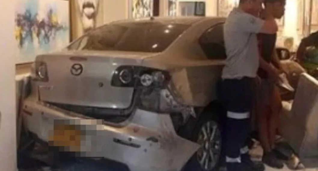 Un grave accidente de tránsito se registró en Barranquilla. Un carro terminó dentro de una galería de arte rompiendo paredes y tumbando cuadros. 