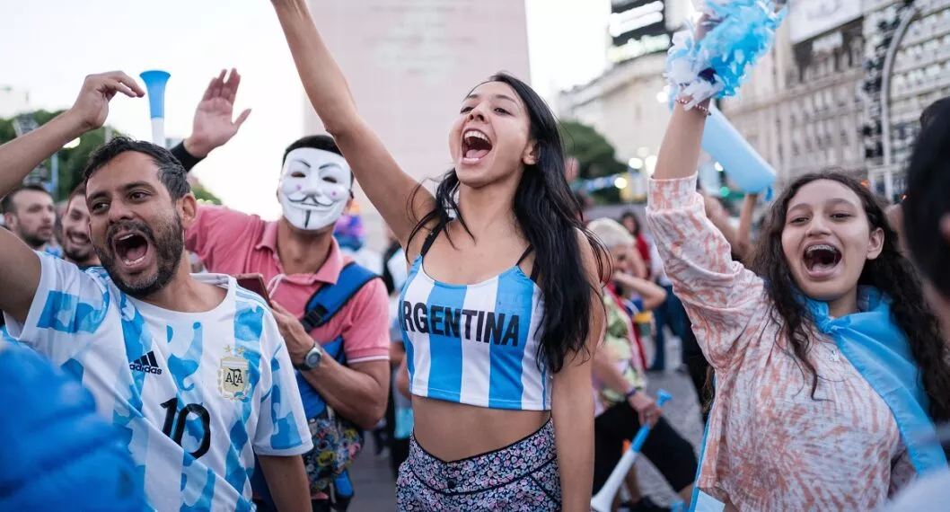 Argentinos en el Obelisco de Buenos Aires celebrando