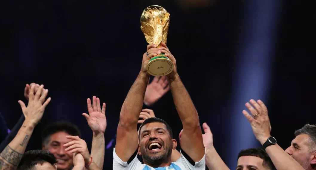 El exfutbolista, quien fue incluido en la delegación de la 'albiceleste', protagonizó una polémica durante la celebración por el Mundial de Qatar 2022.