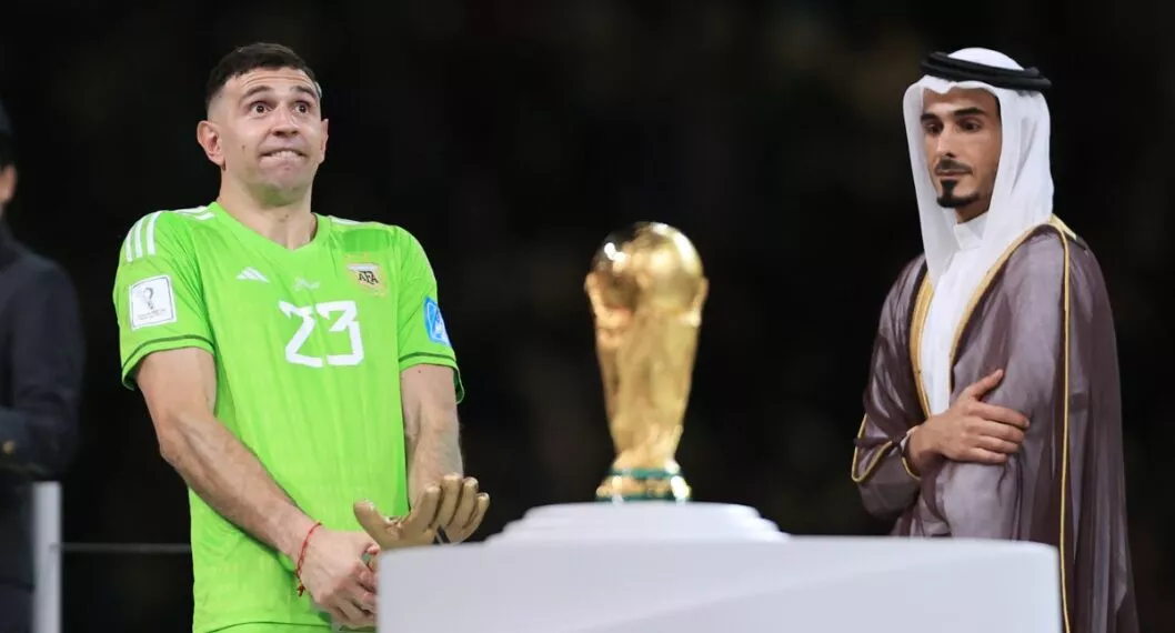 ‘Dibu’ Martínez explicó por qué hizo el obsceno gesto al momento de recibir el Guante de Oro, en festejo de Argentina, campeón del Mundial.