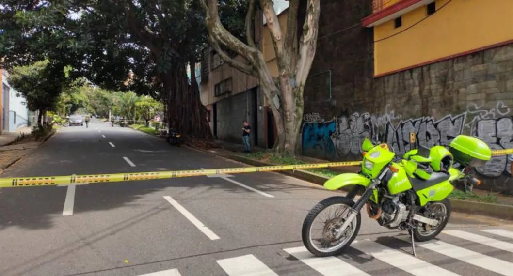 Extraña muerte de una mujer de 21 años en un inquilinato en Medellín. El fuerte olor alertó a los vecinos y su cuerpo fue encontrado en bolsas. 