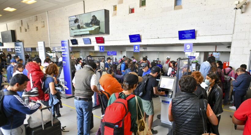 Perú abre aeropuertos para que extranjeros huyan tras golpe de estado