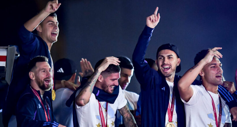 Lionel Messi y otros jugadores de la Selección Argentina, sobre un bus al llegar a Buenos Aires.