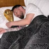 Foto de Lionel Messi, en nota de Lionel Messi con trofeo de Qatar 2022 en su cama provocó risas: qué le dijeron