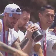 Messi lidera la celebración de Argentina tomando.