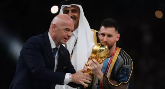 La capa que lució Lionel Messi en el Mundial de Qatar 2022 es un éxito en ventas. El comerciante que las vende está dichoso con los resultados. 