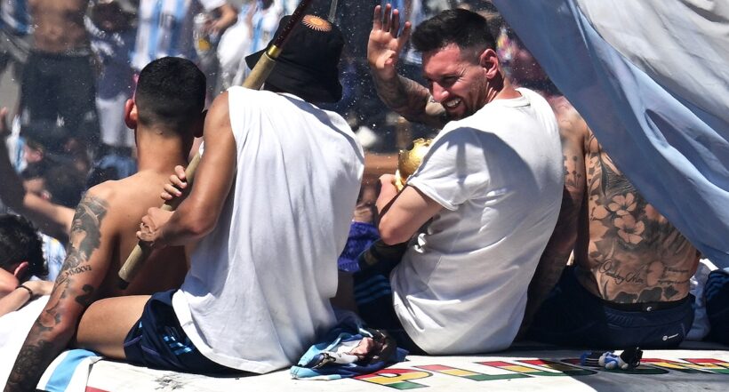 Argentina: hincha se lanzó desde un puente al bus de Selección y cayó al piso