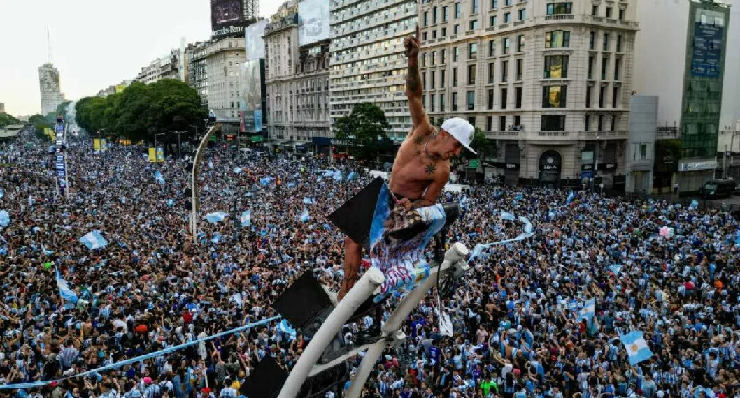 Foto de hinchas argentinos celebrando a propósito de muerte de fan que cayó desde un techo en Buenos Aires