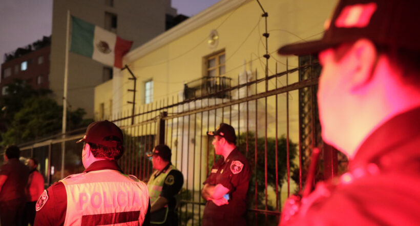 La embajada de México en Lima, cercada por la fuerza pública.