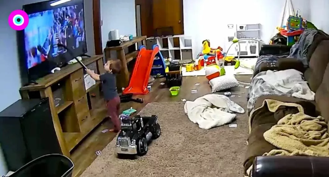 Niño con alma de jugador de hockey no se pudo controlar y rompió televisor