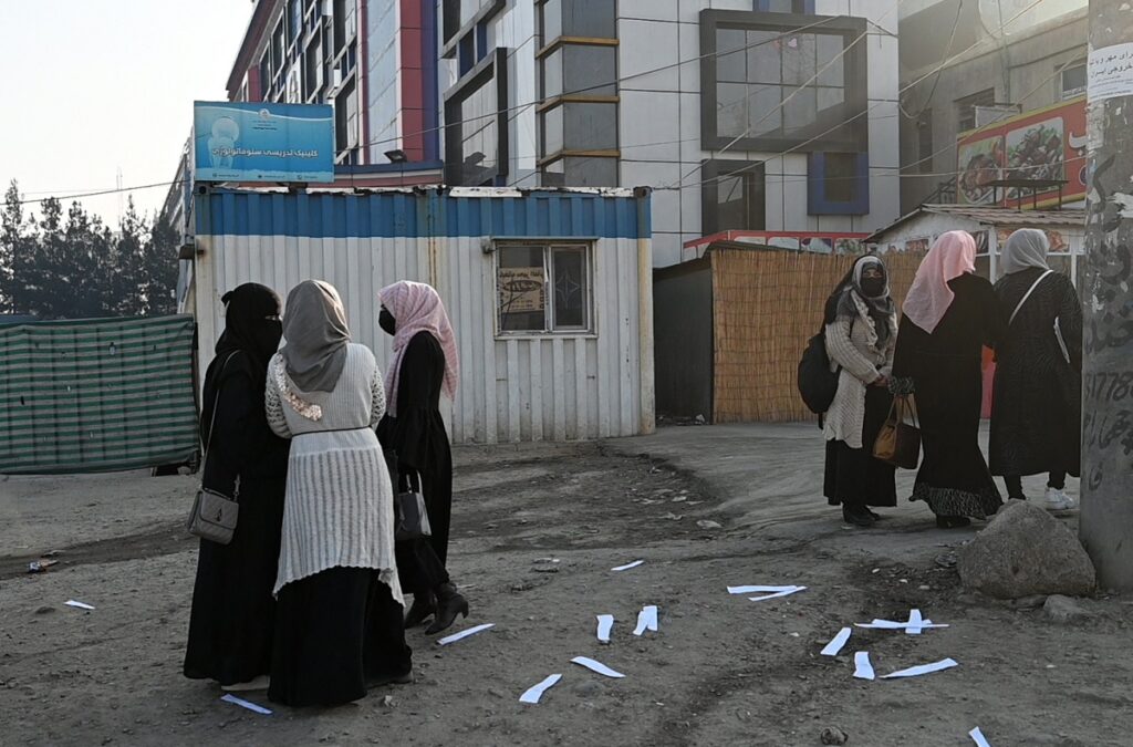 AFP / Estudiantes afganas, a las afueras de una universidad en Kabul.