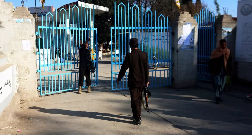Guardias armados impiden a mujeres entrar en universidades de Afganistán