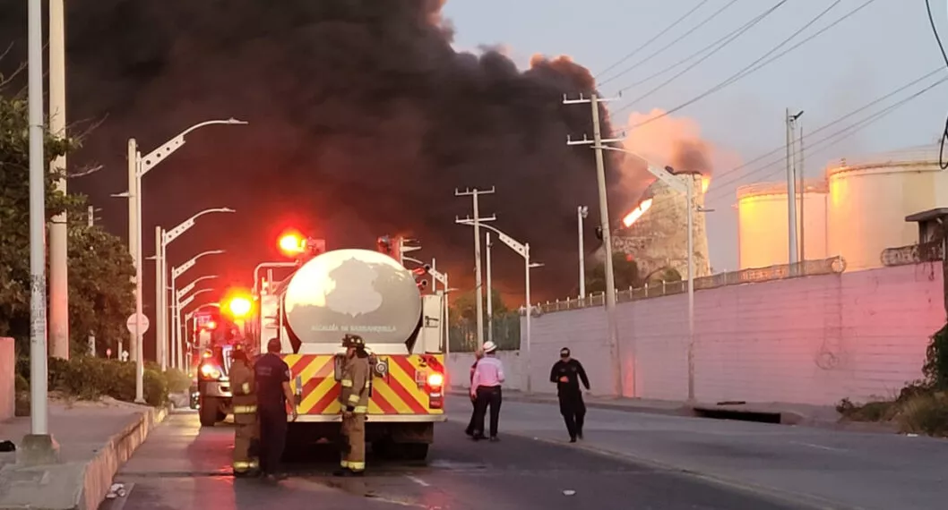 Un voraz incendio se presentó en empresa de hidrocarburos en Barranquilla. La conflagración dejó dos bomberos heridos y aún no se controla la emergencia.