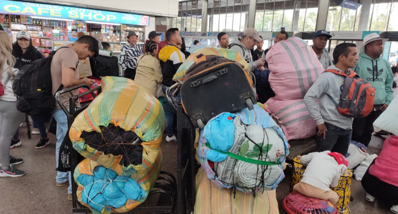 Terminales llenos por venezolanos que regresan a su país con bultos llenos de mercancía para conseguir el rebusque en sus ciudades. 