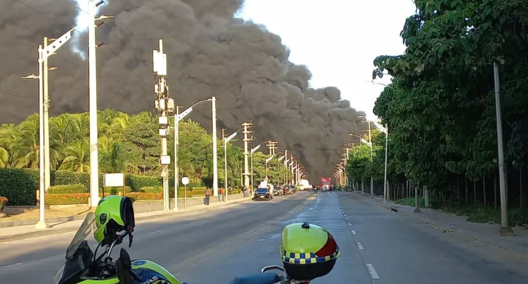 Incendio en Barranquilla pinta para irse de largo y se controlaría en tres o cuatro días, según indicó la Secretaría de Gobierno de la ciudad. 