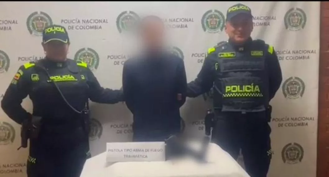 Bogotá: Policía capturó a hombre que habría robado carro en Bosques de San Carlos; se estrelló al huir.