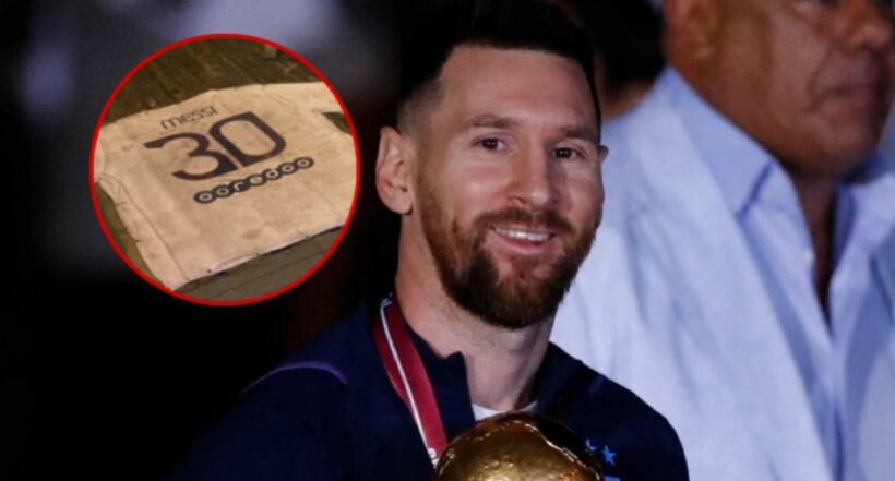 Camiseta de Lionel Messi es usada como tapete en bar de Francia después de final de Qatar 2022.