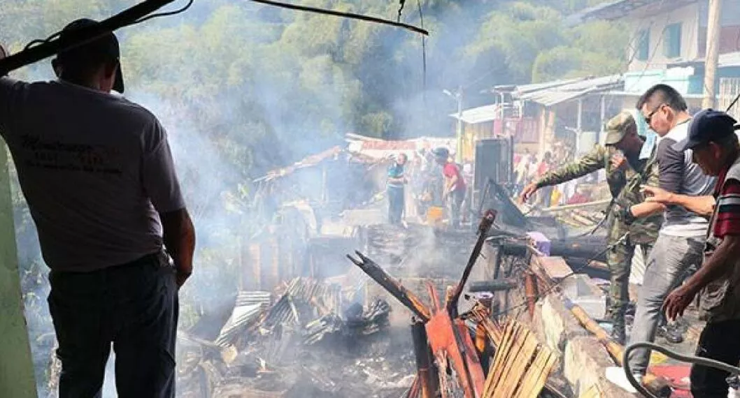 Quindío: voraz incendio en Montenegro consumió 12 viviendas
