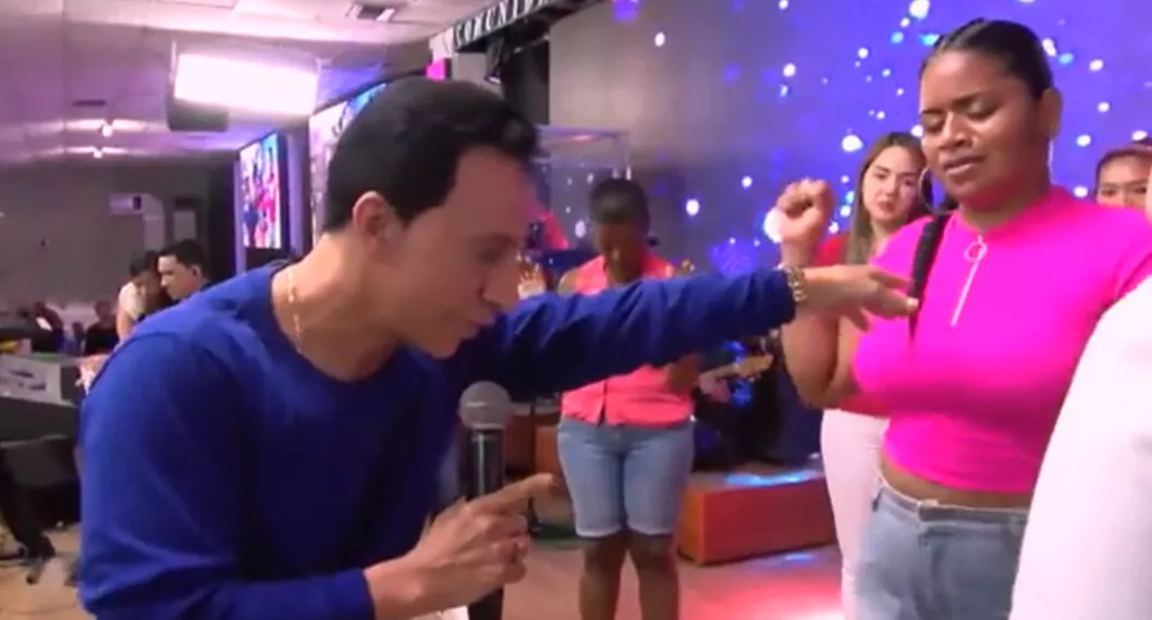 [Video] Pastor le hizo la 'lipo' a mujer durante culto en Cartagena; le rebajó dos tallas
