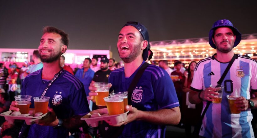 Argentinos en Mundial Qatar 2022 con cerveza, en nota sobre que Budweiser regala cervezas que no vendió en el evento.