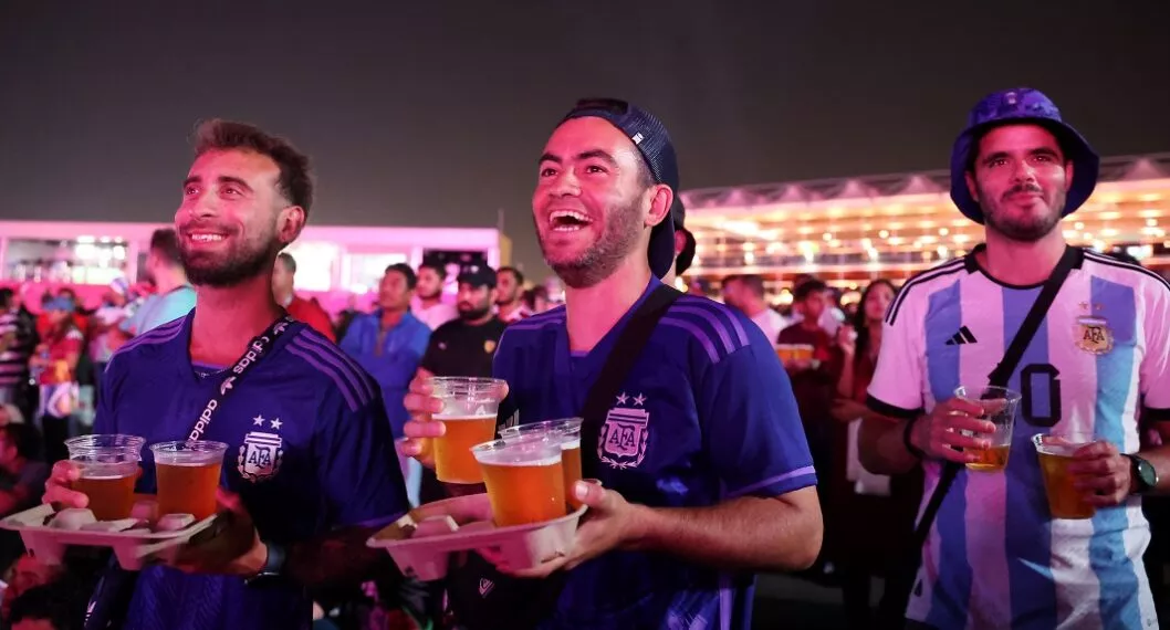 Argentinos en Mundial Qatar 2022 con cerveza, en nota sobre que Budweiser regala cervezas que no vendió en el evento.