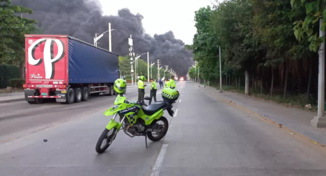 Se completa un día del gigantesco incendio en Barranquilla que consumió una empresa de hidrocarburos. Un tanque ya logró ser apagado. 