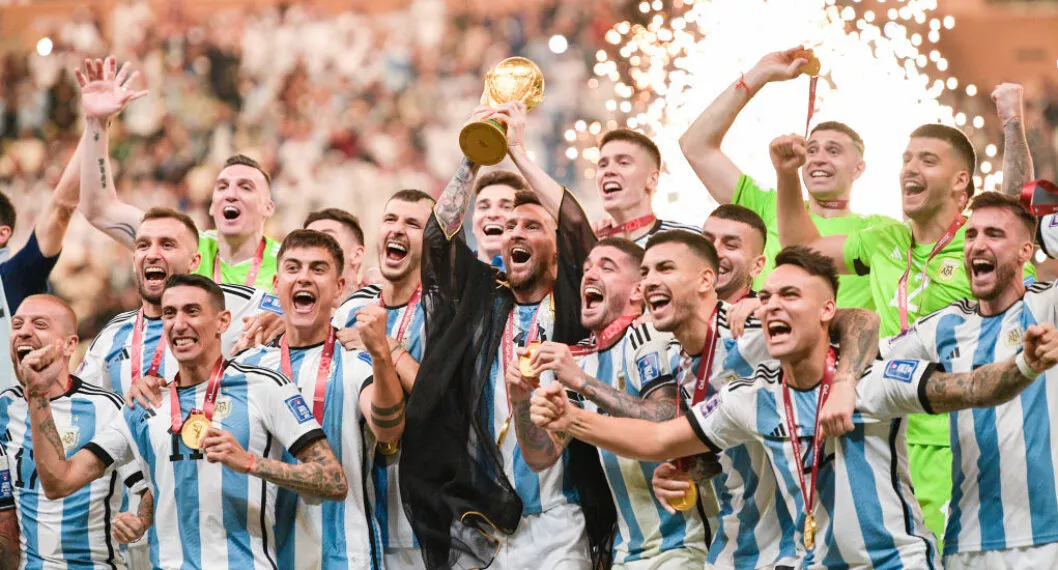 Argentina levantando la copa en el Mundial Qatar 2022