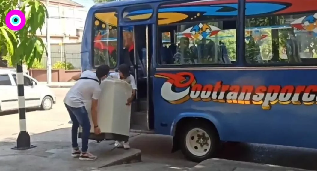 Video: hombres intentan subir lavadora a bus en Barranquilla, pero conductor les cierra las puertas y los deja tirados.