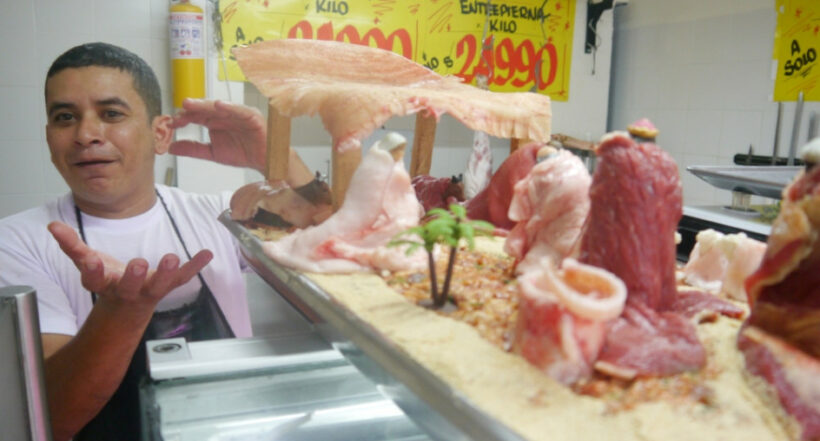Caldas: carnicero hace pesebres con carne de cerdo, res, tocino y hueso. 