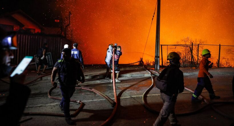 Dos muertos y 400 viviendas afectadas en Chile por voraz incendio forestal 