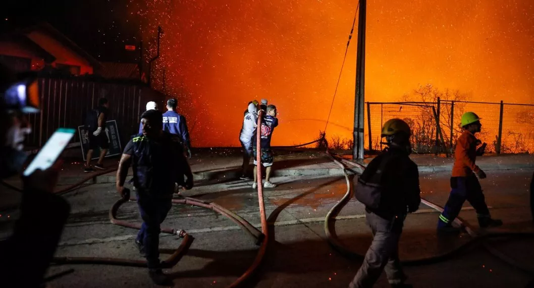 Dos muertos y 400 viviendas afectadas en Chile por voraz incendio forestal 